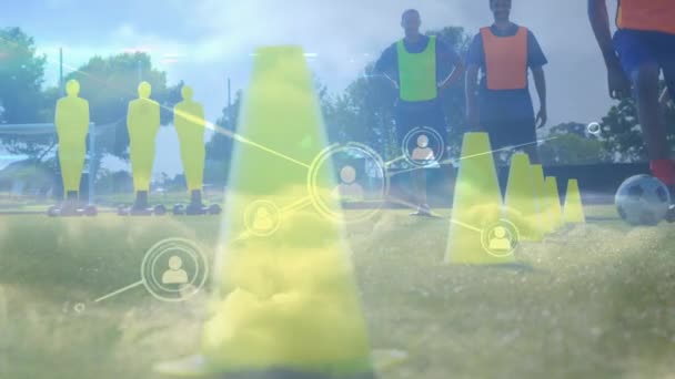 在足球场上操练的足球运动员之间联系网络的动画化 全球体育 竞争和联网概念数码视频 — 图库视频影像