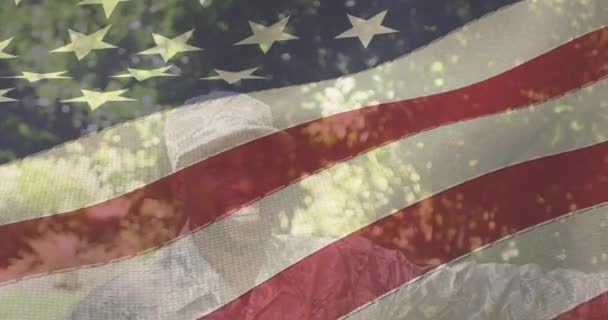 男兵在美国国旗上拥抱儿子的动画 士兵返回家庭概念数字生成的图像 — 图库视频影像