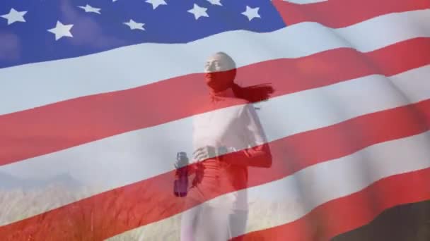 Анимация Американского Флага Над Африканской Американкой Бегущей Горах Патриотизм Концепция — стоковое видео