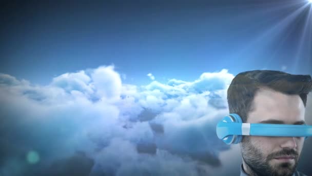 Animação Homem Vestindo Headset Contra Céu Com Nuvens Tecnologia Global — Vídeo de Stock