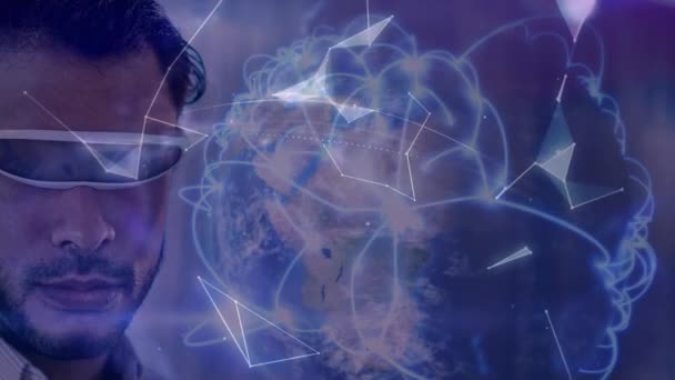 Анімація Мережі Язків Глобусу Над Бізнесменом Гарнітурі Глобальні Язки Технології — стокове відео