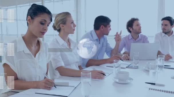 Animatie Van Roterende Wereldbol Gegevensverwerking Zakelijke Collega Praten Office Meeting — Stockvideo