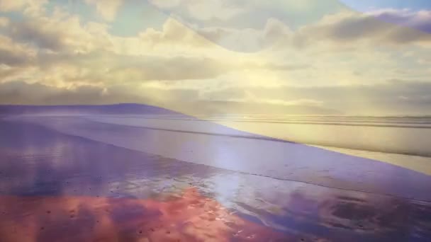 在阳光灿烂的海滨飘扬的科洛曼族旗帜的动画 爱国主义 暑期和假日概念数码制作的录像 — 图库视频影像