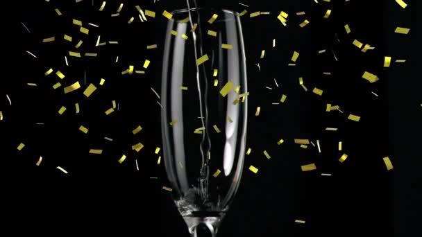 Анимация Шампанского Наливающегося Бокал Золотыми Конфетти Падает Черном Фоне Празднование — стоковое видео