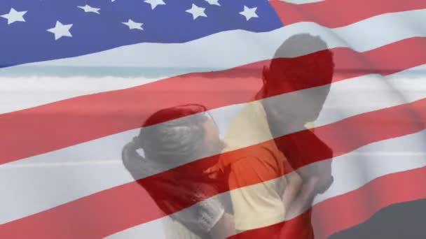 Animación Bandera Americana Sobre Pareja Afroamericana Abrazándose Playa Patriotismo Concepto — Vídeos de Stock