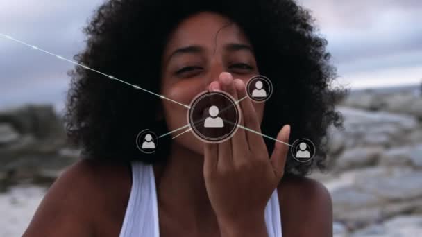 해변의 여성에 사람들의 아이콘 연결을 애니메이션으로 것입니다 글로벌 미디어 디지털 — 비디오