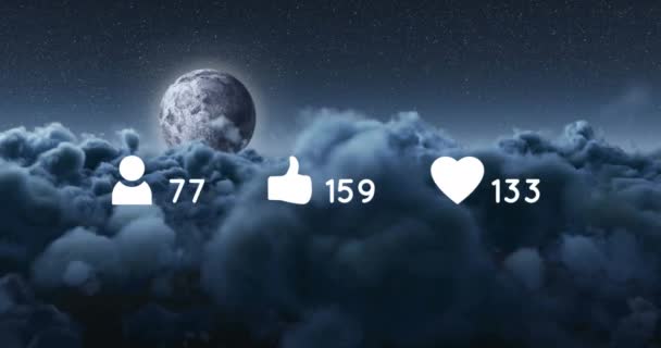 在灰蒙蒙的背景下 社交媒体图标在乌云和月亮上的数量越来越多 社交媒体网络和技术概念 — 图库视频影像