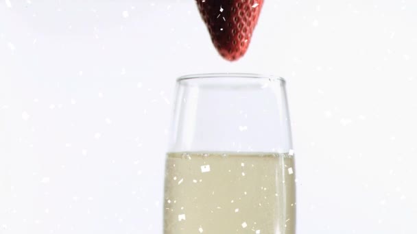 Animering Jordgubbar Faller Glas Champagne Med Konfetti Faller Vit Bakgrund — Stockvideo