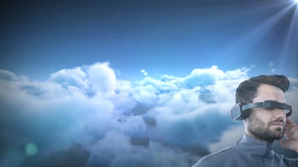 空に光と雲のスポットに対してVrゴーグルを身に着けている白人男性 世界的なビジネスと未来的なテクノロジーの概念 — ストック動画