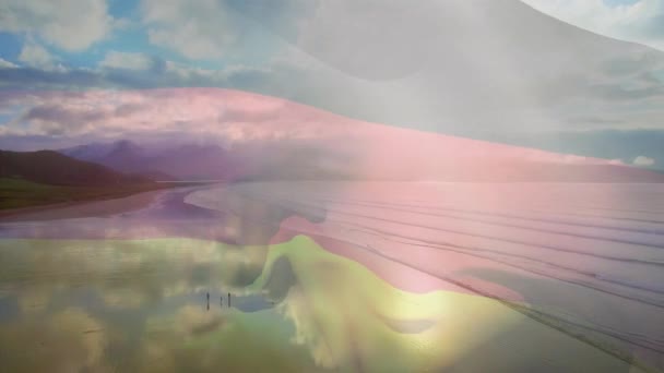 在阳光明媚的海滩上飘扬的科隆比亚旗帜和海浪冲破大海 爱国主义 假日和庆祝概念 数码制作的录像 — 图库视频影像