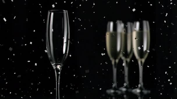 Animatie Van Champagne Glazen Champagne Gieten Met Confetti Vallen Zwarte — Stockvideo