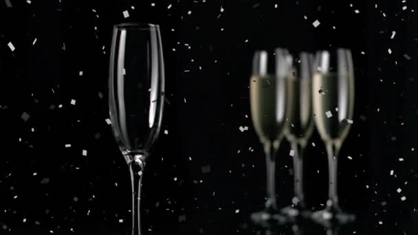 Animation Verres Champagne Champagne Coulant Avec Des Confettis Tombant Sur — Video