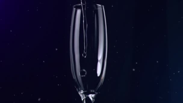 ガラスにシャンパンを注ぎ込み 黒を背景にコンフェッティが落ちるアニメーション お祝いとパーティーのコンセプトデジタルで生成された — ストック動画