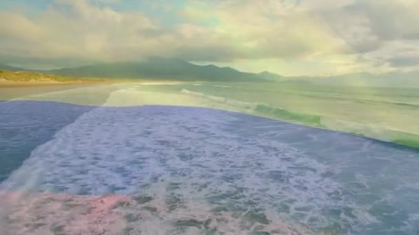 在阳光明媚的海滩上飘扬的科隆比亚旗帜和海浪冲破大海 爱国主义 假日和庆祝概念 数码制作的录像 — 图库视频影像
