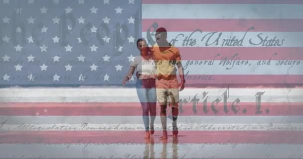 美国国旗的动画和在沙滩上散步的夫妻的文字 爱国主义和庆祝概念数码视频 — 图库视频影像