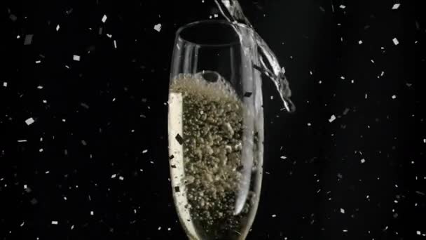 香槟倒入玻璃杯中 五彩纸屑落在黑色的背景上 庆祝和聚会的概念 数码制作的视频 — 图库视频影像