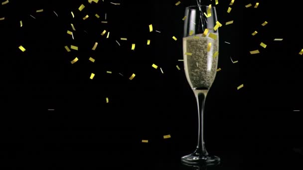 Анімація Шампанського Наливається Склянку Золота Конфетті Падає Чорний Фон Концепція — стокове відео