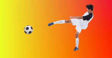 Erkek futbolcunun fotokopi alanıyla futbolu tekmelemesinin kompozisyonu. spor ve yarışma konsepti dijital olarak oluşturulmuş görüntü.