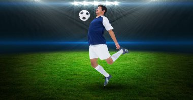 Stadyumda top oynayan erkek futbolcunun kompozisyonu. spor ve yarışma konsepti dijital olarak oluşturulmuş görüntü.