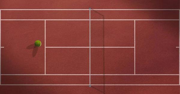 空のテニスコートにネットで横たわるテニスボールの構成 スポーツと競争の概念をデジタルで生成し — ストック写真