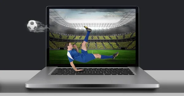 Skład Męskiego Piłkarza Kopiącego Piłkę Stadionie Laptopie Koncepcja Sportu Konkurencji — Zdjęcie stockowe