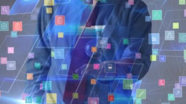 İş adamlarının ampulleri fırlatması ve yakalaması üzerine renkli ikonların canlandırılması. küresel iş iletişimi, fikirler ve dijital arayüz konsepti, dijital olarak oluşturulmuş video.