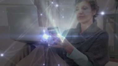 Bilgisayarla ödeme yapan bir kadının bağlantı ağının animasyonu. küresel iş, dijital arayüz, teknoloji ve ağ konsepti dijital olarak oluşturulmuş video.