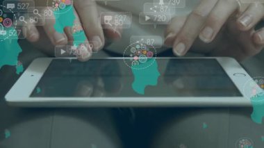 Tablet kullanan kadın üzerindeki dijital simgelerin canlandırılması. küresel sosyal medya, dijital arayüz, teknoloji ve ağ konsepti dijital olarak oluşturulmuş video.
