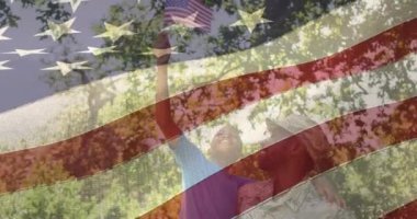 Amerikan bayrağı üzerinde gülümseyen oğlunu kucaklayan erkek askerin animasyonu. Asker, dijital olarak üretilen aile imajına geri dönüyor..