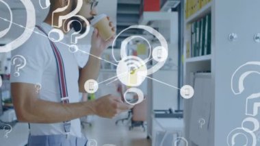 Akıllı telefon kullanan insan üzerindeki dijital simge ağının animasyonu. küresel sosyal medya, dijital arayüz, teknoloji ve ağ konsepti dijital olarak oluşturulmuş video.