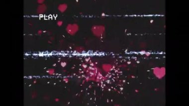 Parıltı ve kırmızı kalplerin parazitle birlikte çalma arayüzü ekranına düşmesi. Sevgililer Günü, aşk ve romantizm konsepti dijital olarak oluşturulmuş video.