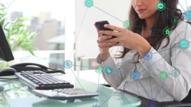 Akıllı telefon kullanan bir kadının dijital simge ağının animasyonu. küresel sosyal medya, dijital arayüz, teknoloji ve ağ konsepti dijital olarak oluşturulmuş video.