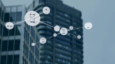 Modern bina üzerindeki simgelerle bağlantı ağının animasyonu. küresel iş, dijital arayüz, teknoloji ve ağ konsepti dijital olarak oluşturulmuş video.