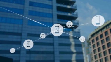 Arka plandaki yüksek binalara karşı dijital simgeler ağı. küresel ağ ve iş teknolojisi kavramı