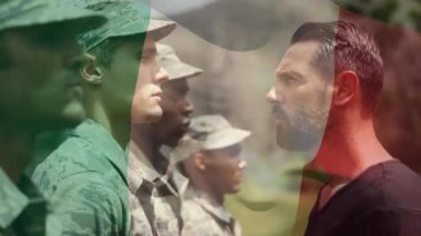 İtalyan bayrağı sallayan askerlerin canlandırması. Vatanseverlik, silahlı kuvvetler ve dijital olarak üretilen koruma konsepti.