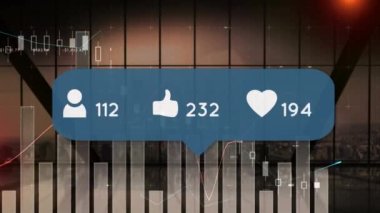Grafikler ve grafikler üzerindeki veri işleme üzerinde sosyal medya simgelerinin ve artan sayıların animasyonu. küresel iş iletişimi, sosyal medya ve dijital arayüz konsepti, dijital olarak oluşturulmuş video.
