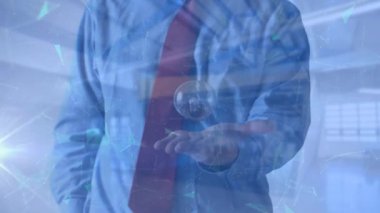 Işıkların ve yeşil üçgenlerin animasyonu iş adamının üzerinden geçiyor. Ampul atıyor ve yakıyor. küresel iş iletişimi, fikirler ve dijital arayüz kavramı, dijital olarak üretilen vide