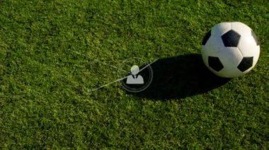 Futbolcuların topa vurması üzerine insanlarla bağlantı kurmanın animasyonu. küresel spor, rekabet ve ağ konsepti dijital olarak oluşturulmuş video.