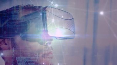 VR kulaklık takan iş adamlarıyla bağlantı ağının animasyonu. küresel bağlantılar, teknoloji, veri işleme ve dijital arayüz konsepti dijital olarak oluşturulmuş video.