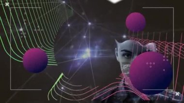 Kadın üzerindeki sıvı etkisine karşı parlayan bağlantı ağının üzerindeki renkli soyut şekiller. küresel ağ ve teknoloji kavramı