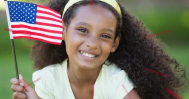 Amerikan bayrağı tutan gülümseyen kızın animasyonu. Vatanseverlik, bağımsızlık ve kutlama konsepti dijital olarak oluşturulmuş video.