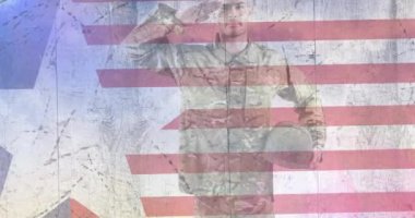 Amerikan bayrağında selamlaşan askerin canlandırması. Vatanseverlik, silahlı kuvvetler, bağımsızlık ve dijital olarak üretilen kutlama konsepti.