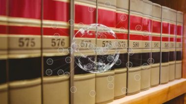Kütüphanedeki kitaplarla birlikte rafların üzerinde bağlantı ağı olan dünyanın animasyonu. küresel eğitim, dijital arayüz, teknoloji ve ağ konsepti dijital olarak oluşturulmuş video.