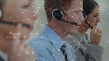 Telefon kulaklığı kullanan iş adamları üzerinden bağlantı ağlarının animasyonu. küresel dijital arayüz, teknoloji ve ağ konsepti dijital olarak oluşturulmuş video.