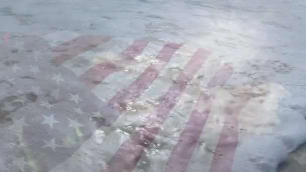 Denizde Güneşin Üzerinde Dalgalanan Amerikan Bayrağının Animasyonu Vatanseverlik Tatiller Kutlama — Stok video