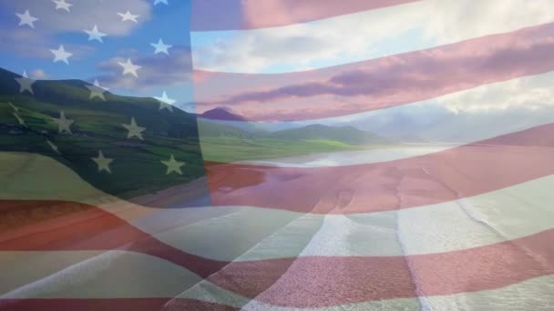 在阳光灿烂的海滩上飘扬着美国国旗的动画 海浪冲破了海面 爱国主义 假日和庆祝概念 数码制作的录像 — 图库视频影像