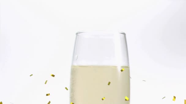 Animatie Van Aardbeien Vallen Champagne Glas Met Confetti Vallen Witte — Stockvideo