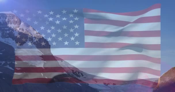 Κινούμενα Σχέδια Της Αμερικανικής Σημαίας Πάνω Από Εκπληκτικό Ορεινό Τοπίο — Αρχείο Βίντεο