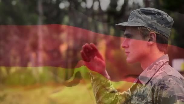 군인의 깃발을 흔들며 애국심 개념은 디지털로 만들어 비디오 — 비디오