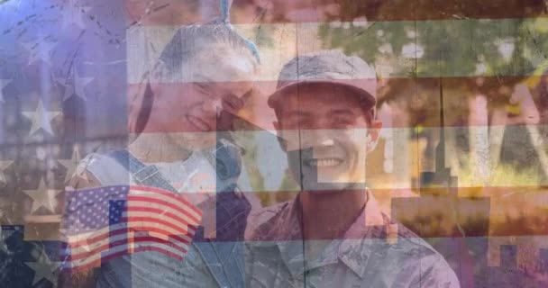 アメリカの旗の上に娘を持つ男性兵士のアニメーション 愛国心と軍隊と帰還概念がデジタルで生成されたビデオ — ストック動画
